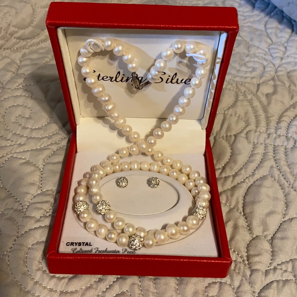 Cultural Freshwater Pearl with Crystal